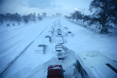 Snowmaggedon in Chicago in '11 was the last time I was on a treadmill. Snow running rocks... but less so pregnant. Pictured here: lovely LSD. (cred: Chicago Tribune)