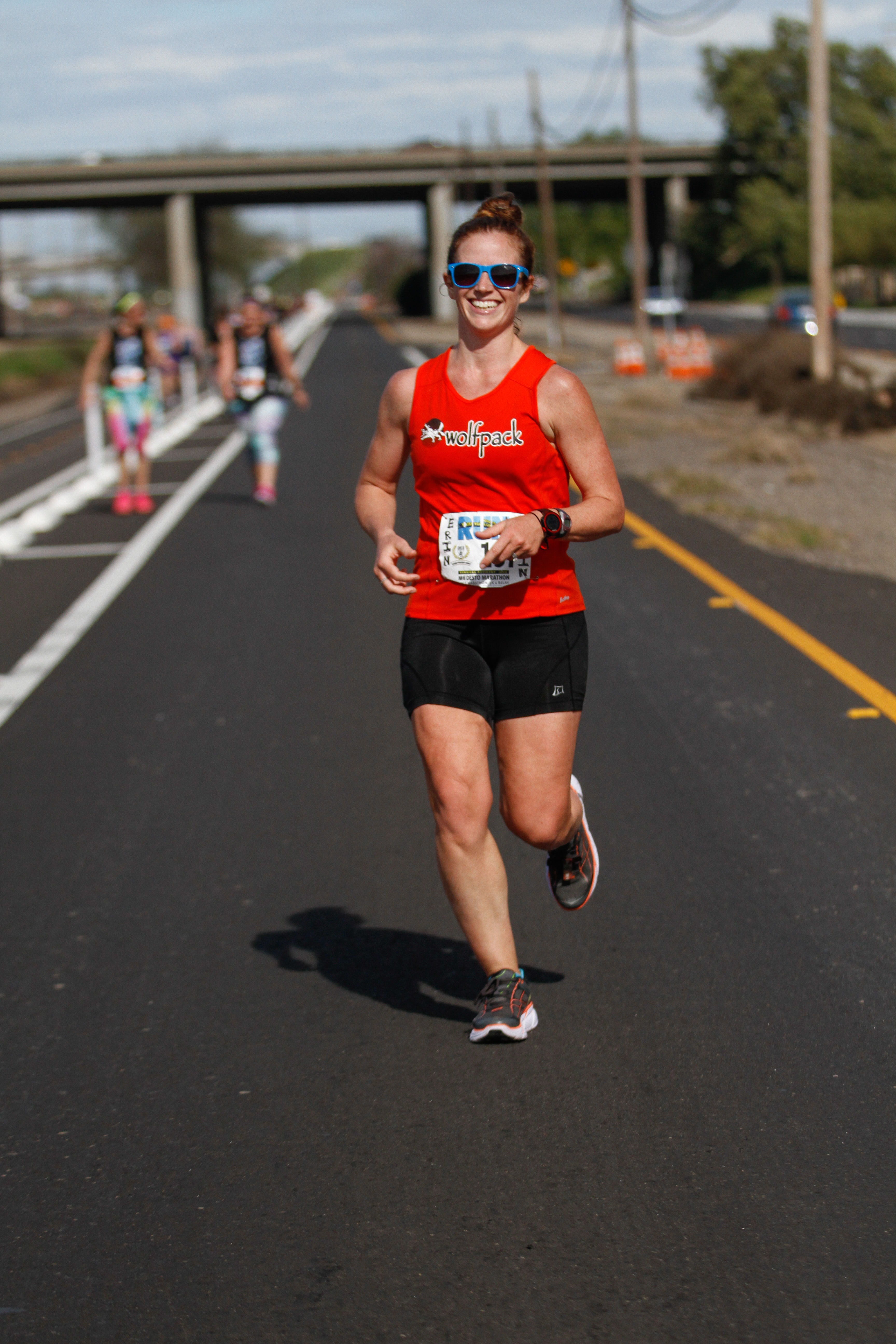 fewer than 2 miles to the finish line. squint really hard (or hold your screen close to your face), and you can see MM in the background. I also appreciate that it looks like my quads in this picture can break glass.