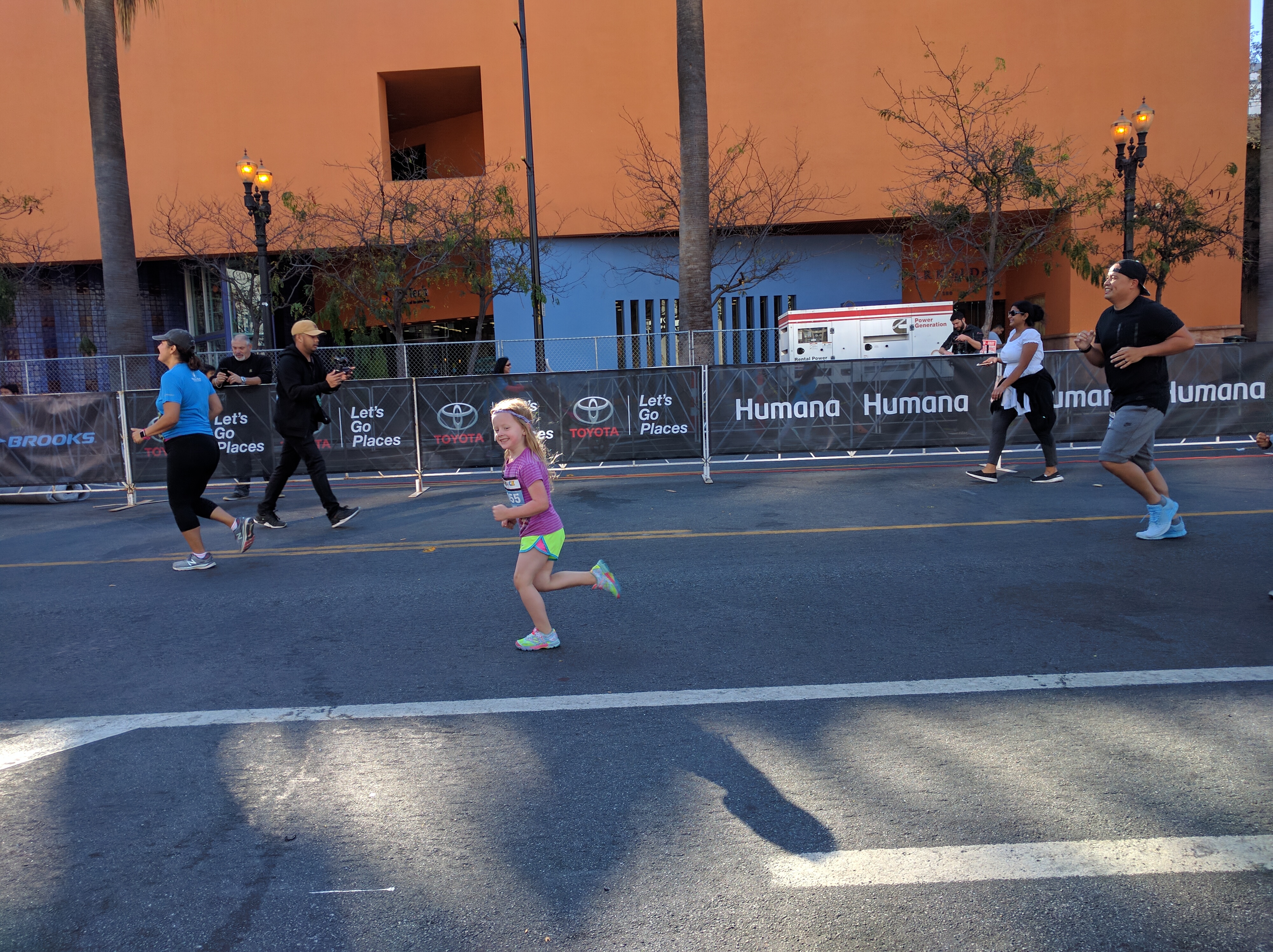 almost at the end of the 800m kids' race. It blows my mind that she can run with her hair down bc that'd drive me crazy! 